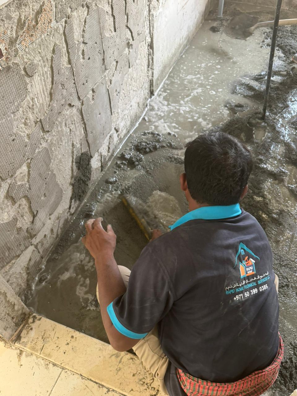 Rapid Home mason completing floor screed work in Dubai